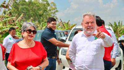 <b><span class=mln_uppercase_mln>ACTO.</span></b> Como es tradición el alcalde Contreras y Linda Coello colocaron el primer bloque en el sitio donde se hará el proyecto.