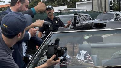 Decenas de simpatizantes del expresidente (2017-2021) y candidato republicano Donald Trump se reunieron en el centro de votación del Morton and Barbara Mandel Recreation Center, para apoyarlo y acompañarlo a votar en el lugar. EFE/ Alicia Civita