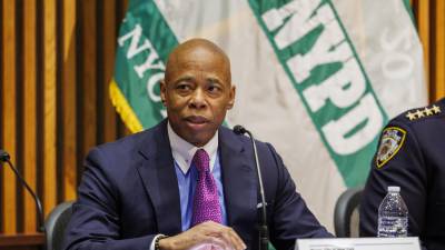 El alcalde de la ciudad de Nueva York, Eric Adams, habla durante una conferencia de prensa sobre una revisión de la delincuencia en 2023 en la sede del Departamento de Policía de Nueva York, en Nueva York.