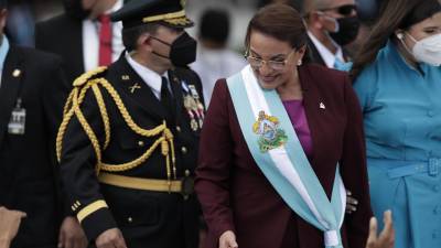 La presidenta electa Xiomara Castro saluda a simpatizantes tras su juramento como nueva presidente de Honduras, hoy en el Estadio Nacional Tiburcio Varias Andino en Tegucigalpa (Honduras). EFE/ Bienvenido Velasco