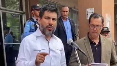Johel Zelaya, fiscal general interino del Ministerio Público, dando declaraciones de periodistas.