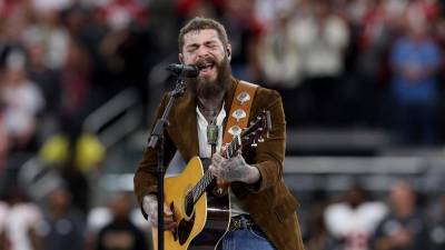 El rapero y cantante estadounidense Post Malone actúa antes del Super Bowl LVIII entre los 49ers de San Francisco y los Chiefs de Kansas City en el Allegiant Stadium el 11 de febrero de 2024 en Las Vegas, Nevada.