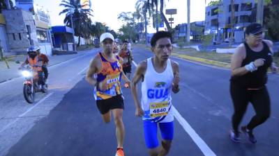 Luis Pirir (centro) fue el ganador en los 10 km de la Maratón de LA PRENSA.