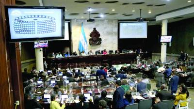 <b>El Congreso Nacional de Honduras se encuentra sumergido en crisis y sin sesionar, por ello los alcaldes hicieron llegar a Luis Redondo una solicitud.</b>