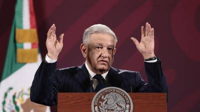 López Obrador dijo que va a esperar antes de tomar decisiones la investigación penal de la Fiscalía contra el director de Migración, Francisco Garduño, por el incendio que mató a 40 migrantes en Ciudad Juárez.