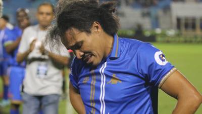Rambo de León rompió en llanto en su partido de despedida del fútbol profesional.
