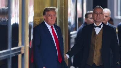 Trump a su salida de la Trump Tower para asistir a un tribunal en Nueva York este lunes.