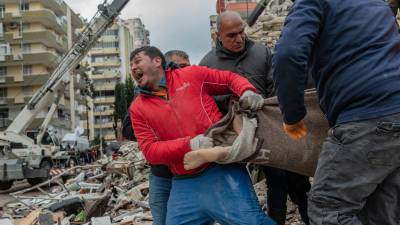 Las autoridades turcas temen que el número de víctimas seguirá aumentando por la cantidad de edificios derrumbados tras el terremoto.