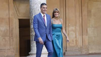El jefe de Gobierno de España, Pedro Sánchez y su esposa, Begoña Gómez.