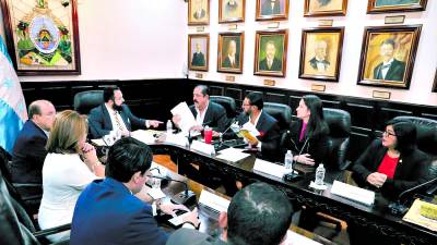 <b>Tras una extensa reunión se convocó a sesión.</b>