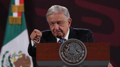 El presidente de México, Andrés Manuel López Obrador, habla durante su rueda de prensa matutina este martes, en Palacio Nacional en Ciudad de México.