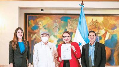 <b><span class=mln_uppercase_mln>Acto.</span></b> Xiomara Castro firmó la sanción de las zede en el salón Morazán de Casa Presidencial.