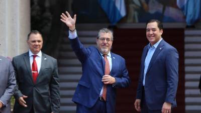 Arévalo fue recibido en Casa Presidencial por el secretario de Castro, su hijo Héctor Zelaya.