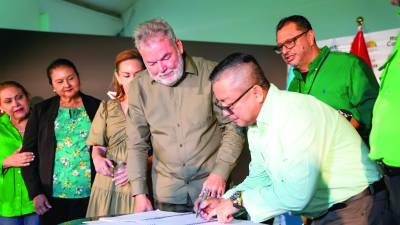 <b>La firma del contrato se realizó en presencia de regidores, funcionarios y empleados.</b>