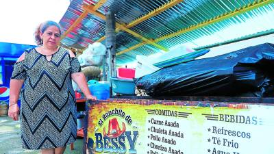 Doña Bessy muestra con orgullo el letrero de su negocio, llamado El Ranchito de Bessy, el cual está activo únicamente los días de feria. Foto: Melvin Cubas.