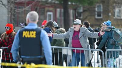 Una mujer murió este miércoles tras recibir disparos de agentes del Servicio de Inmigración y Control de Aduanas (ICE, en inglés) de Estados Unidos en Minnesota, en una confrontación por las crecientes redadas migratorias en ese estado, informó el Departamento de Seguridad Nacional (DHS).