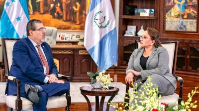 La presidenta de Honduras, Xiomara Castro, recibió al nuevo mandatario de <b>Guatemala</b>, Bernardo Arévalo.