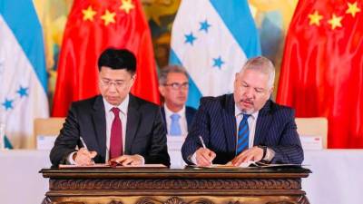 El embajador de la República Popular China, Yu Bo, firma el convenio junto al Canciller de Honduras, Eduardo Enrique Reina.