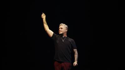 El cantautor y compositor Alejandro Sanz arranca este sábado en el Navarra Arena de Pamplona su gira Sanz en Vivo.