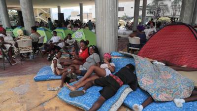 Personas del grupo étnico garífuna en un plantón bajo el congreso nacional, en Tegucigalpa.