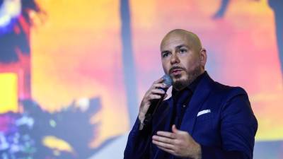 El cantante Pitbull habla durante la charla titulada 'De 305 a global con Armando Christian Pérez alias Pitbull' durante el último día del foro en Miami Beach, Florida (EE.UU.).