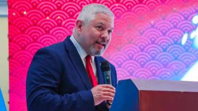 El canciller de Honduras Eduardo Enrique Reina en una exposición.