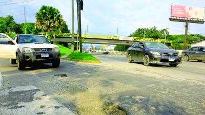 Los equipos municipales aprovechan el clima, pero la red vial está dañada y llena de baches. Fotos: Moisés Valenzuela