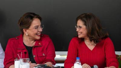 Presidenta Xiomara Castro y exministra Rixi Moncada en reunión con cúpula del Partido Libre.