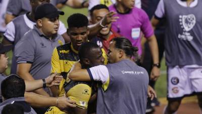 El zafarrancho se dio al final del partido entre Real España y Génesis.