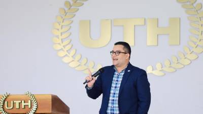 Josías Guzmán, director nacional de la carrera de Psicología de UTH durante una capacitación.
