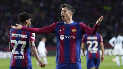 Barcelona y Napoli ya disputan el segundo tiempo del partido por un boleto a cuartos de final.