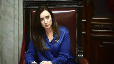 Victoria Villarruel, la presidenta de la Cámara Alta y vicepresidenta de Argentina, desempató la paridad de 36-36 en el voto “en general” del proyecto de ley.