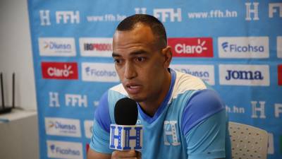 Devron García en conferencia de prensa en la concentración de la Selección de Honduras.
