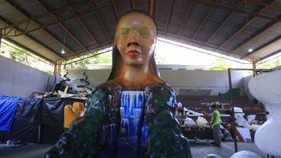 Más de 32 artesanos hondureños trabajan arduamente por extensas horas en la elaboración de las chimeneas gigantes en Trinidad, Santa Bárbara.