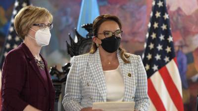 Fotografía muestra a la presidenta de Honduras, Xiomara Castro, junto a la embajadora estadounidense, Laura Dogu, durante una visita en Casa Presidencial.