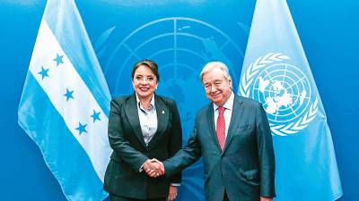 <b><span class=mln_uppercase_mln>Encuentro.</span></b> Xiomara Castro junto al secretario António Guterres.