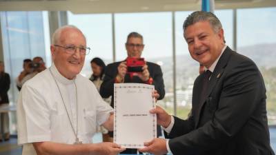 Ángel Garachana posa junto al ministro de Gobernación, Tomás Vaquero.