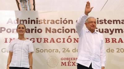 El mandatario mexicano, Andrés Manuel López Obrador, y la presidenta electa, Claudia Sheinbaum, durante una rueda de prensa en Guaymas (México).