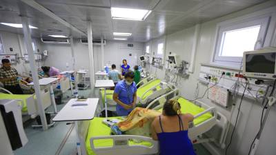 <b>Padres cuidan a sus hijos hospitalizados por dengue en el hospital Mario Rivas. Fotos: Melvin Cubas</b>