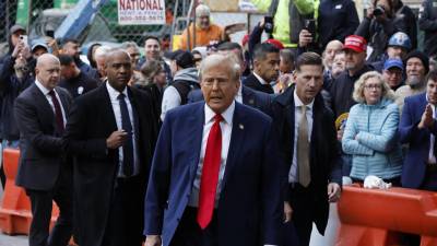 Trump a su llegada este jueves al tribunal en Nueva York donde enfrenta su primer juicio penal.