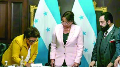 La titular del Poder Judicial, Rebeca Ráquel Obando; la presidenta Xiomara Castro, y Luis Redondo, titular el Congreso Nacional, en la firma de la orden emanada del CNSD.