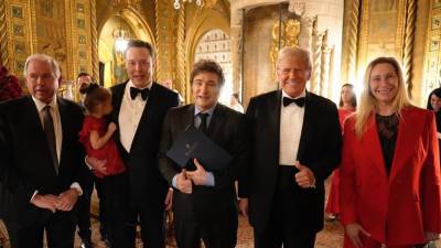 El Presidente argentino Javier Milei (c) posando junto al presidente electo de Estados Unidos, Donald Trump (2d); el empresario Elon Musk (2i); el canciller argentino, Gerardo Werthein (i), y la secretaria general de la Presidencia, Karina Milei, durante la gala de un foro de conservadores en Mar-a-Lago.