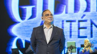 Fotografía cedida por Alejandro Granadillo del cantante Gilberto Santa Rosa durante un concierto el 19 de agosto de 2023, en el Coliseo de Puerto Rico José Miguel Agrelot, en el inicio de la gira 'Auténtico', en San Juan (Puerto Rico). EFE/Alejandro Granadillo