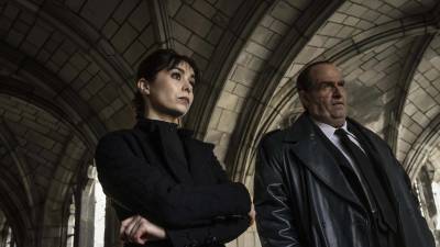 En “The Penguin”, Colin Farrell interpreta a Oswald “Oz” Cobb, mientras que Cristin Milioti asume el rol de Sofía Gigante.