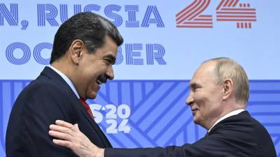 El presidente ruso, Vladimir Putin (derecha), da la bienvenida al presidente de Venezuela, Nicolás Maduro, antes de su reunión al margen de la cumbre BRICS en Kazán, Rusia.