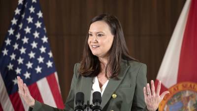 La fiscal estatal de Florida, Ashley Moody, durante una conferencia de prensa en Miami, Florida.
