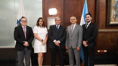 Autoridades académicas de la Universidad Tecnológica de Honduras y el Centro Polictécnico del Norte con el presidente de la Cámara de Comercio e Industrias de Cortés.