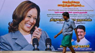 Un hombre pasa junto a un cartel de la vicepresidenta estadounidense Kamala Harris en su aldea ancestral de Thulasendrapuram en el estado de Tamil Nadu, en el sur de la India, el 23 de julio de 2024.