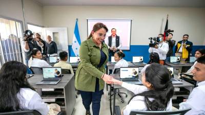 Fotografía muestra a la presidenta Xiomara Castro saludando a niños hondureños en el inicio de clases escolares, este jueves 1 de febrero de 2024.