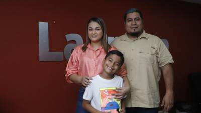 Reconocimientos. Los creadores de contenido han recibido dos placas de YouTube, una por los primeros 100,000 suscriptores, y la más reciente por superar el millón.